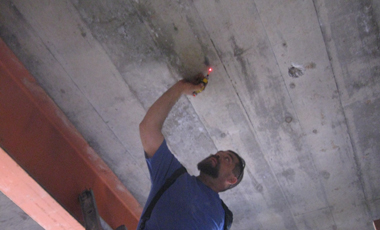 The inside edges of the sill plates are projected onto the concrete ceiling with a laser.